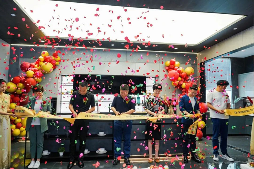 热烈祝贺九鼎装饰金牌厨柜整装馆盛大开业！